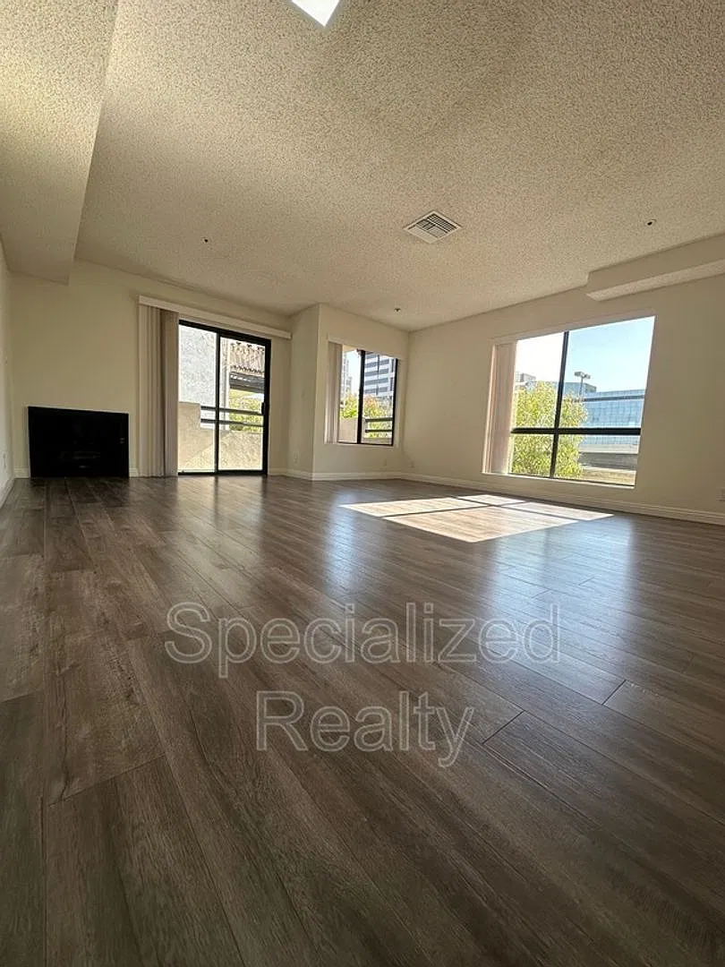 621 N. Louise St — Photo 2