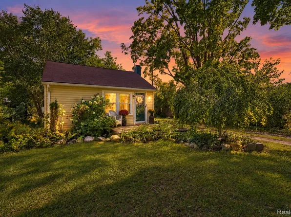 220 Lincoln Ave, Oxford, MI 48371
