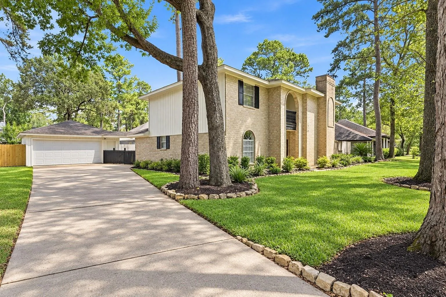 4 bed, 2.5 bath, 2453 sqft, $2,500 — Photo 2