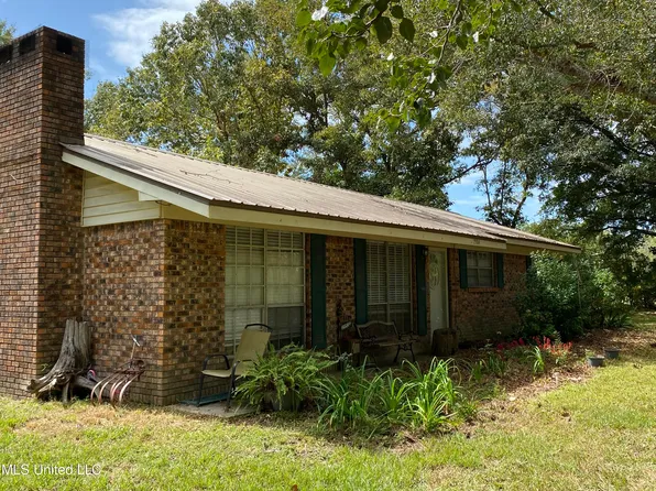 7904 Jason Dr, Moss Point, MS 39562
