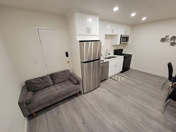 5th image of 13160 Victory Blvd #5