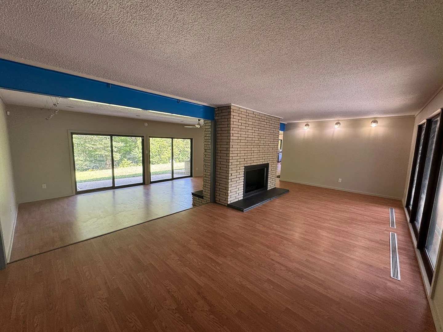 Available to Show — Photo 4