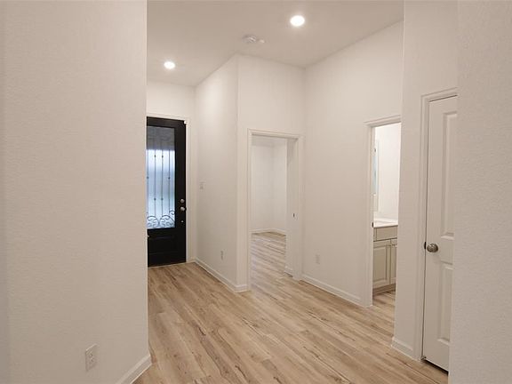 3rd image of 2511 Chestnut Oak Cir