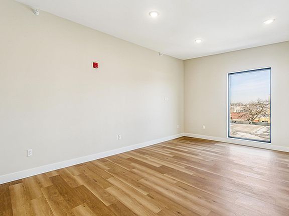 3rd image of 212 S Greenwood St #101