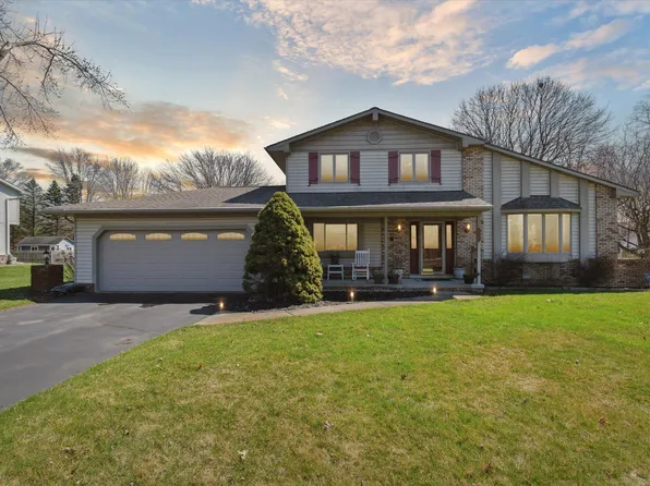 6200 Oak Valley Dr, Whitmore Lake, MI 48189