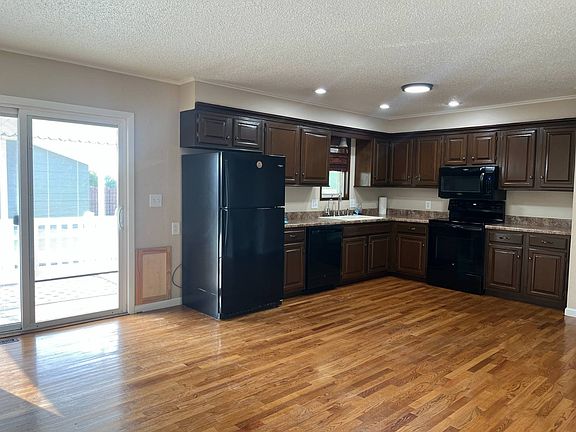 3rd image of 437 N Main St