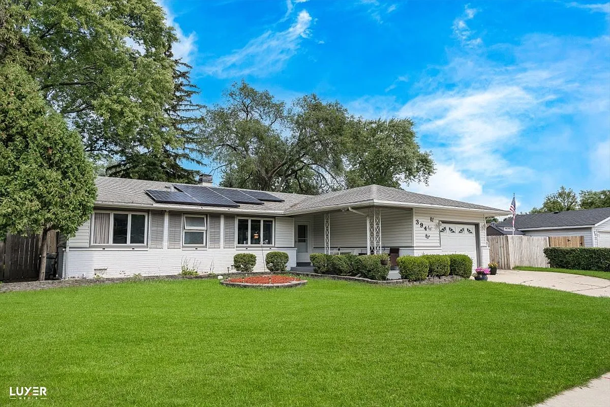 394 E Elk Grove Blvd photo 1