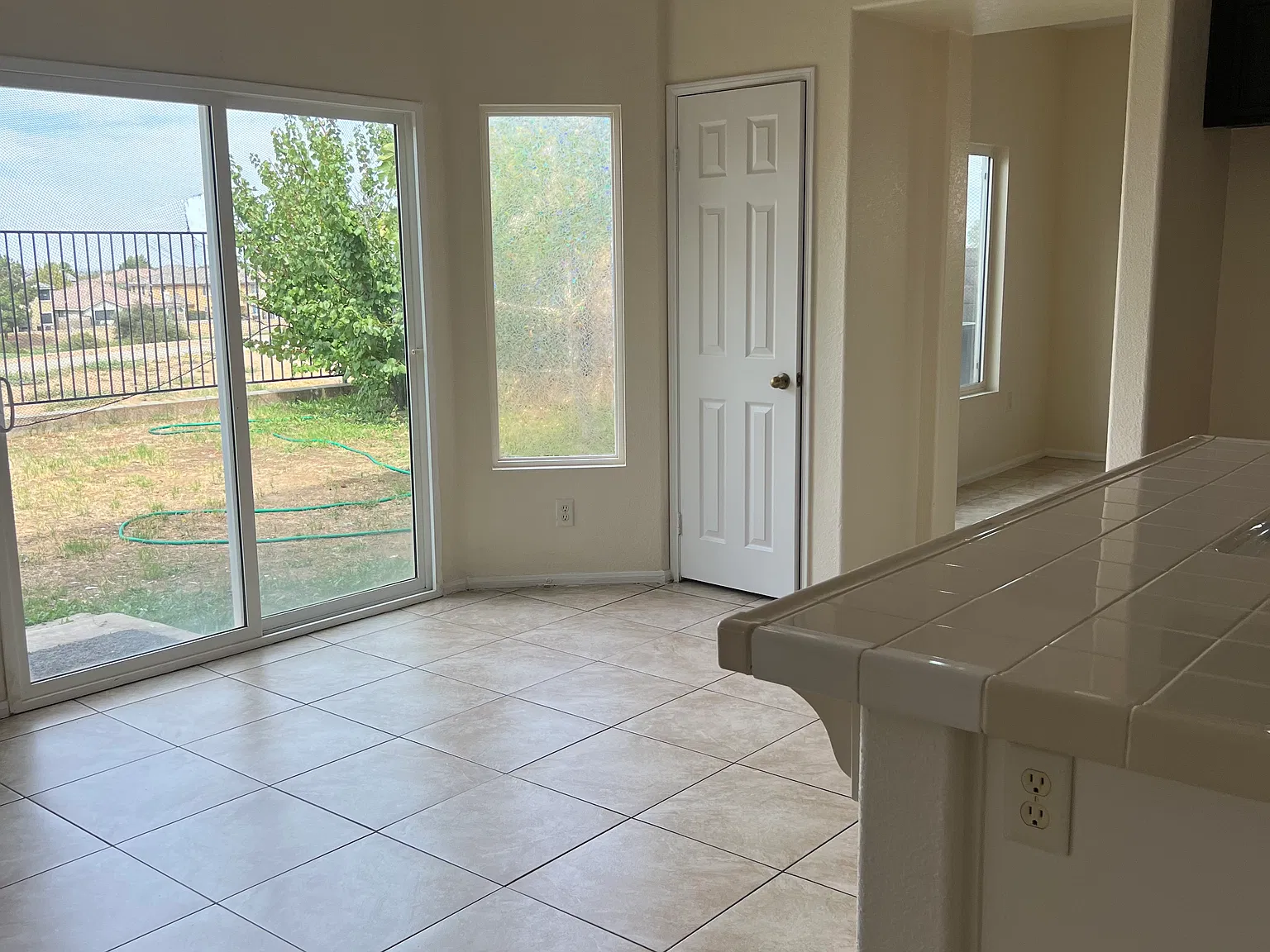 4 bed, 2701 sqft, $3,775 — Photo 4