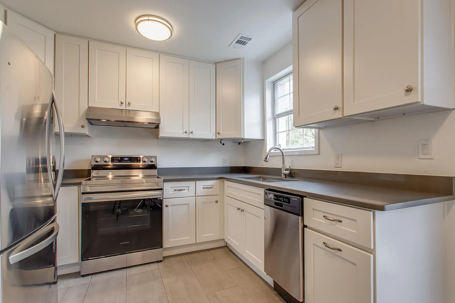 2 bed, 810 sqft, $2,500 — Photo 2