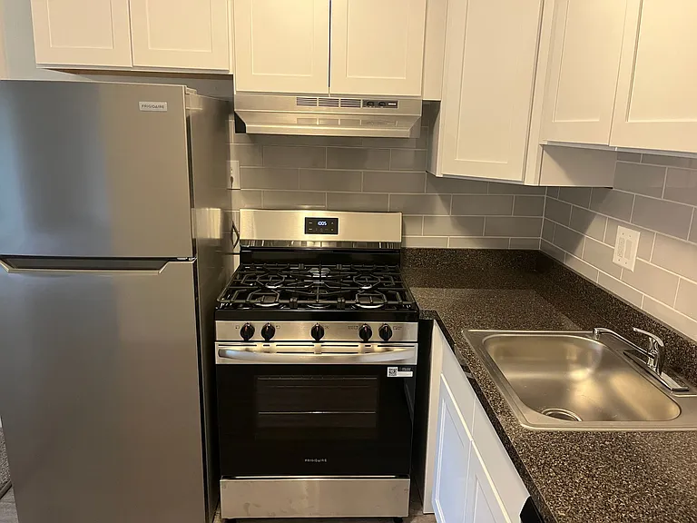 Colonial Point Apartments — Photo 9