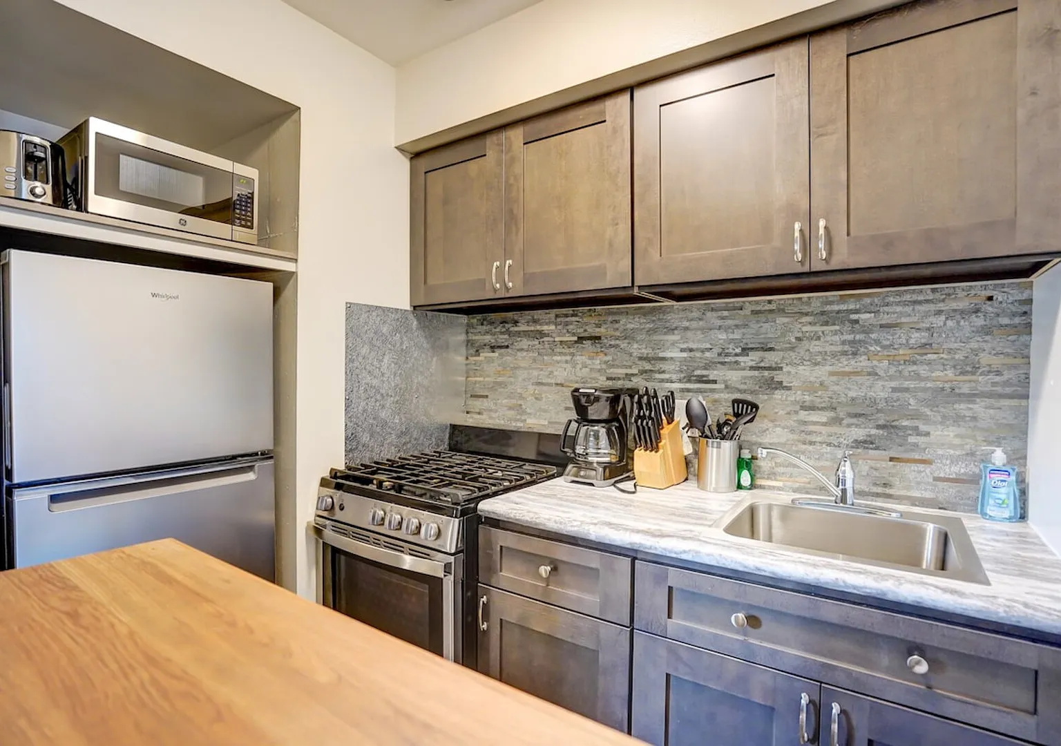 Free Parking with Private Entrance - Close to Med Center — Photo 4