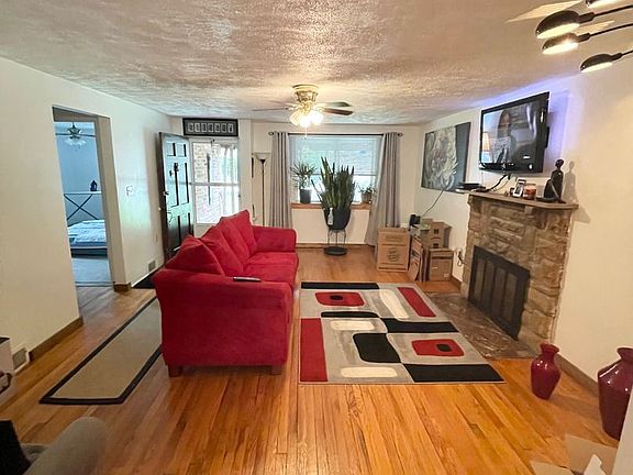 3rd image of 244 Maytide St Floor 1