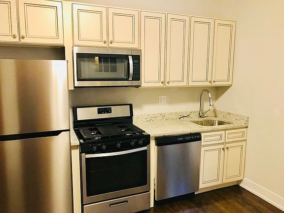 3rd image of 1846 Clarence Ave #2W