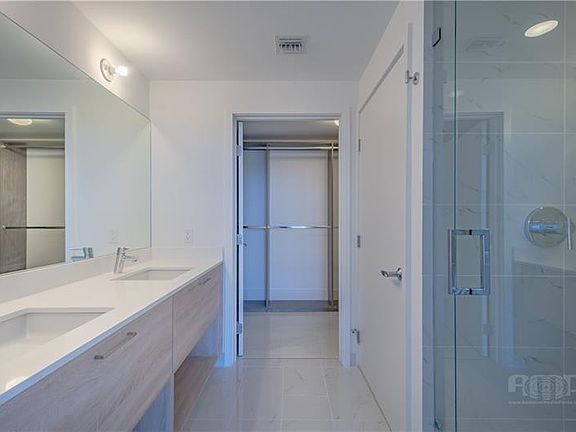 5th image of 16385 Biscayne Boulevard #405