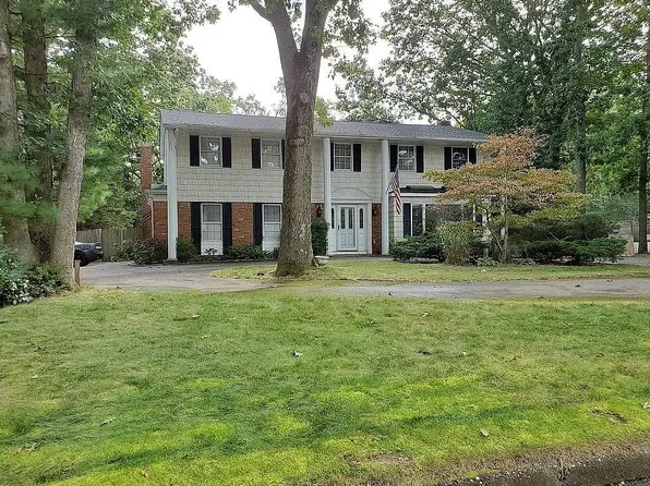 2 Scott Court, Lake Grove, NY 11755