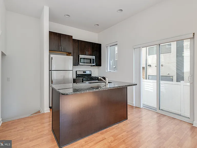 228 W George St #218 — Photo 9
