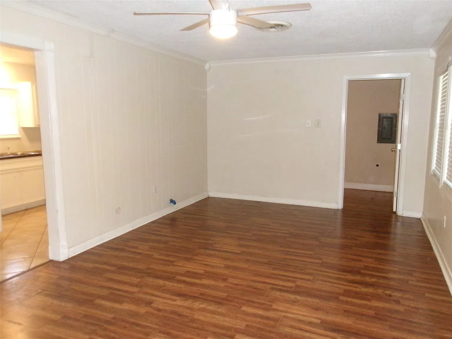 3 bed, 1.0 bath, 1002 sqft, $1,499 — Photo 2
