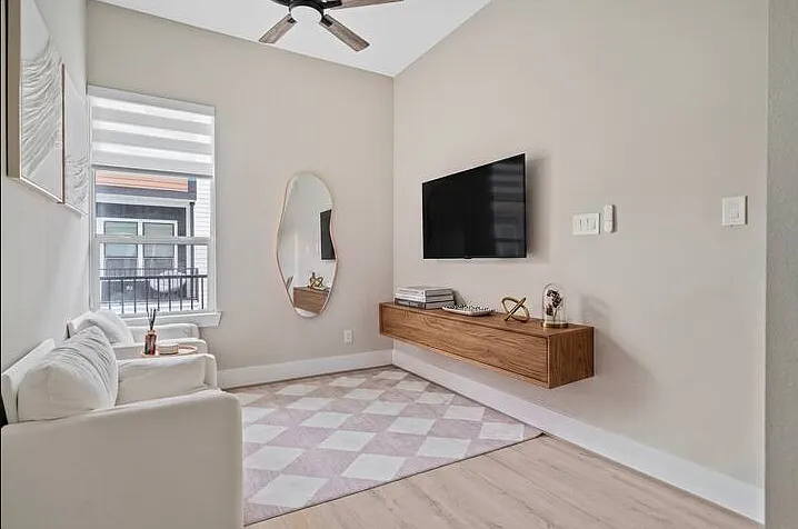 5 bed, 3.5 bath, 1900 sqft, $850 — Photo 2