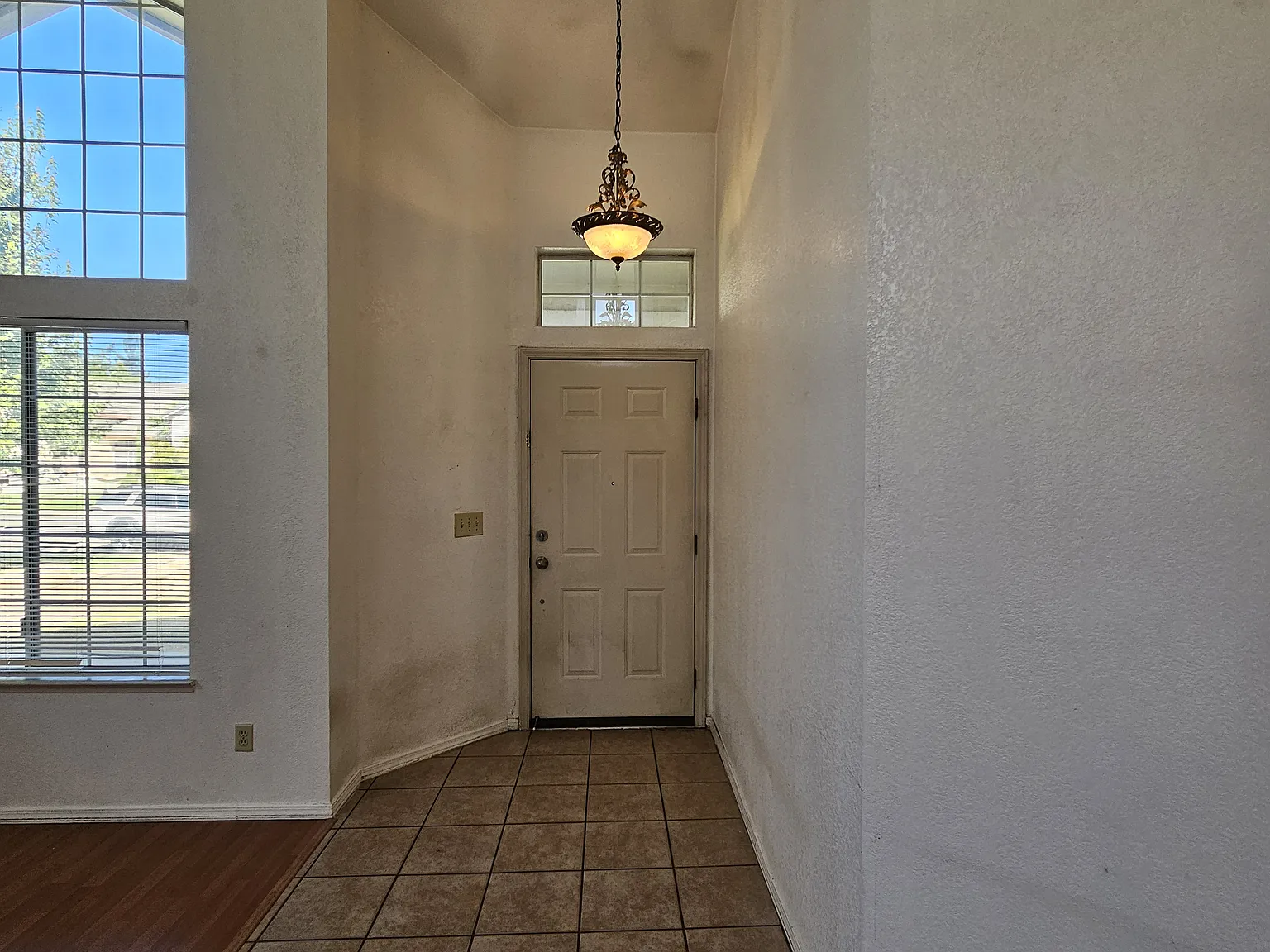 3 bed, 2.5 bath, 1688 sqft, $2,700 — Photo 2