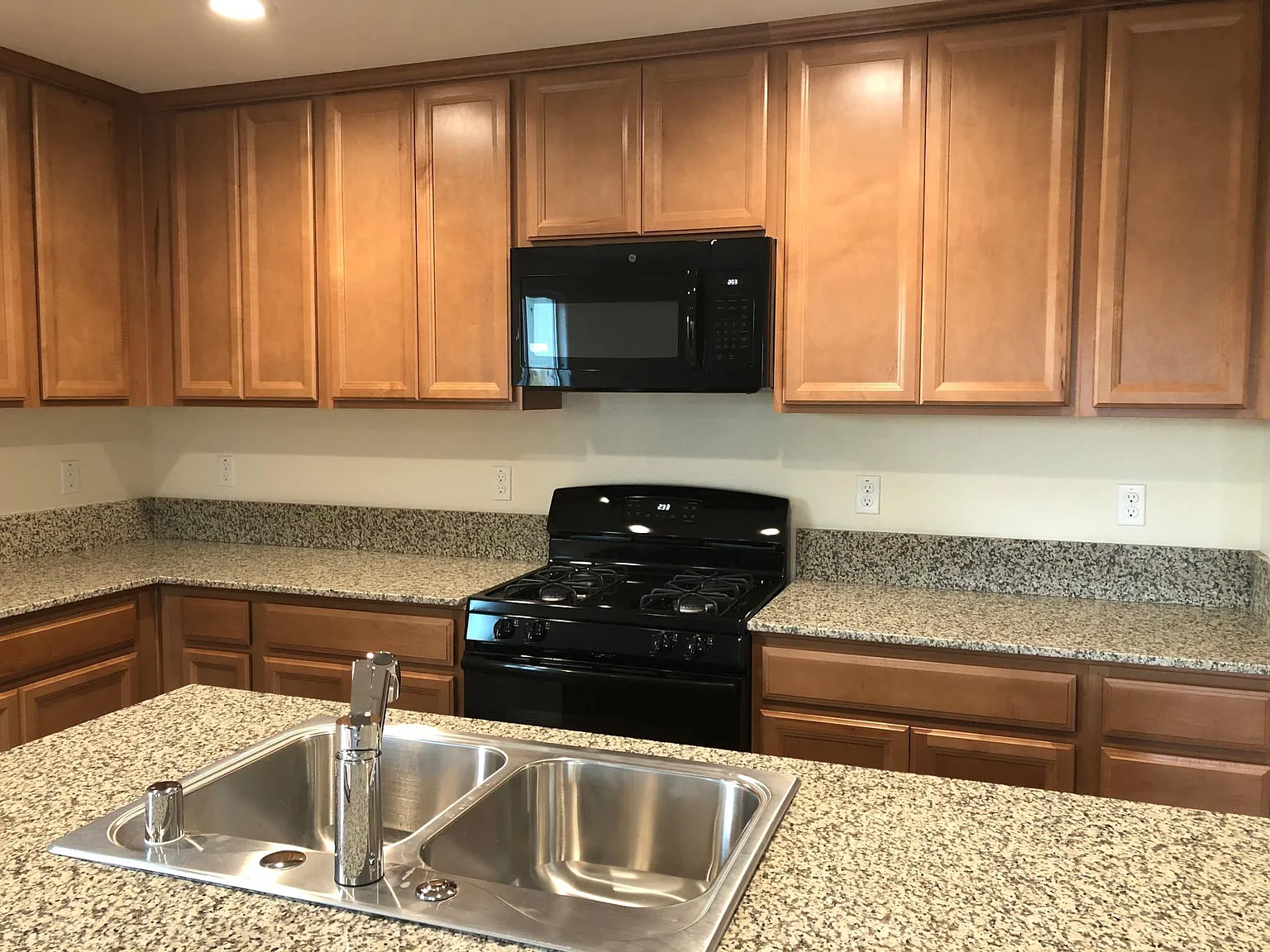 4 bed, 1810 sqft, $2,690 — Photo 4