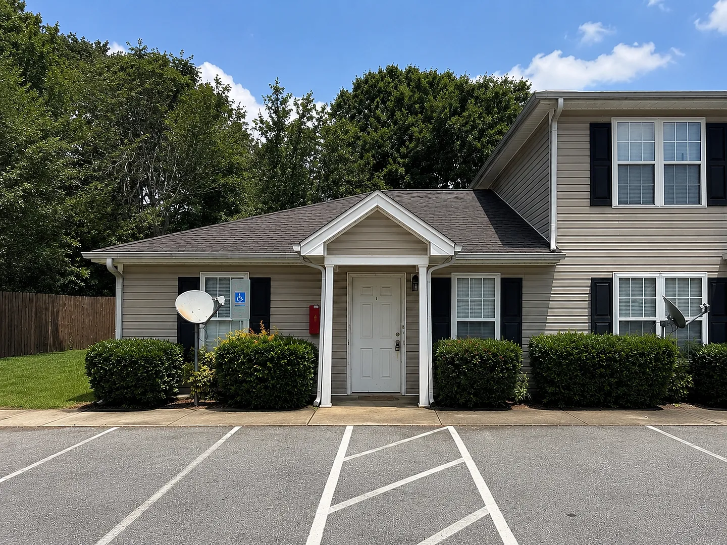 Two bedroom, 1 bath apartment in Graham (Park Place Apts) — Photo 2