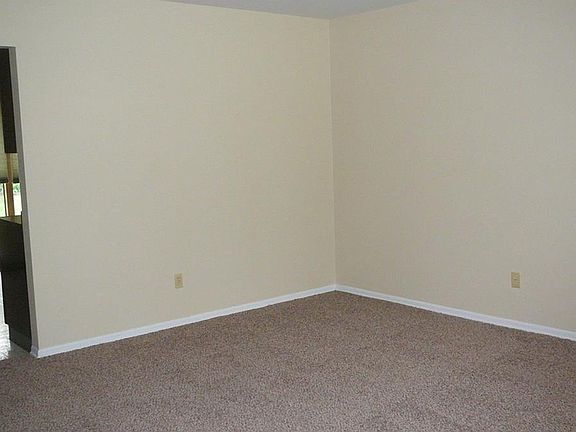 4th image of 1215 N Schleicher Ave
