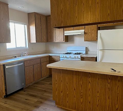 3rd image of 420 N Loma Dr APT 1