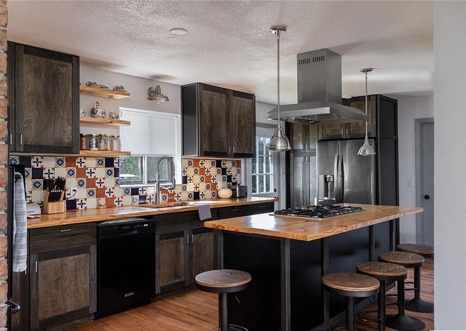 1st image of 1101 Honeysuckle Dr