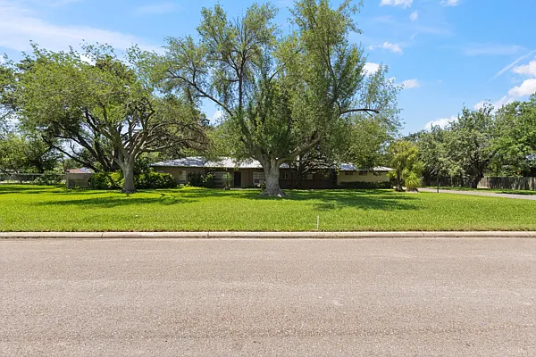 3 bed, 4047 sqft, $2,200 — Photo 2