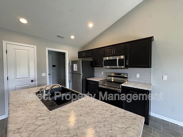 390 Zebulon Cv — Photo 4