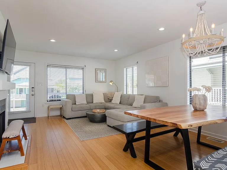 9 E Henderson St #A — Photo 2