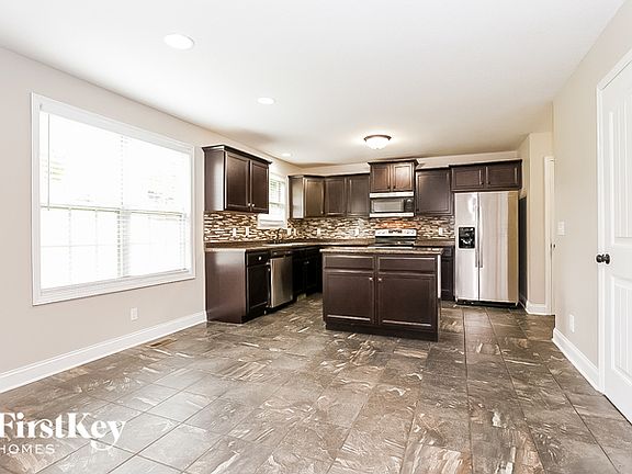 5th image of 422 Leslie Wood Dr