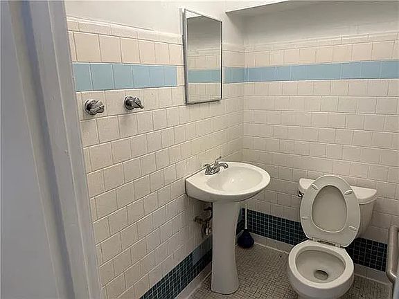 2nd image of 321 S Bengal Rd