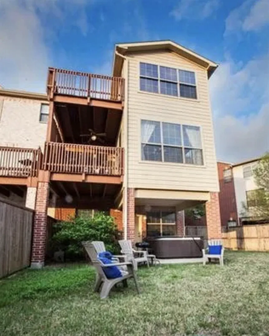 Beautifully Furnished 2400 sq ft townhome with jacuzzi — Photo 4