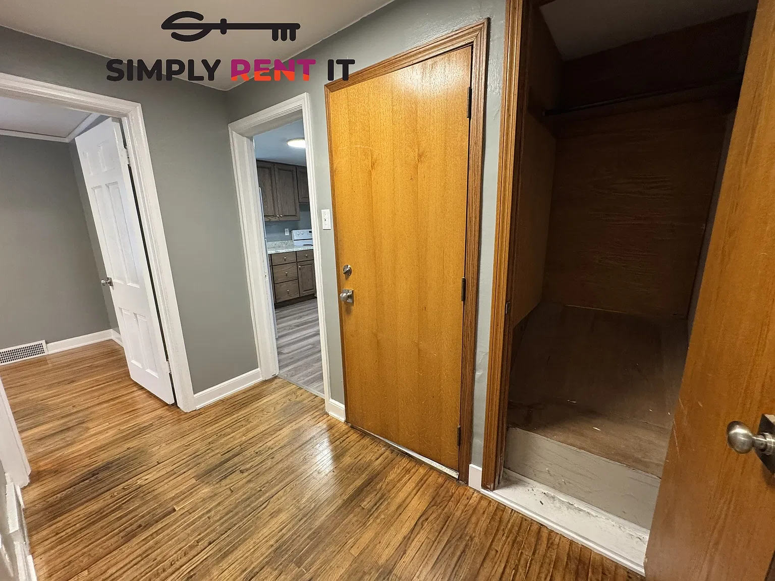 2 Bedroom Upper Level | On Campus | Free Parking | Aug 1 — Photo 4