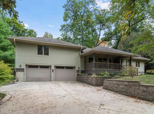 1522 W Ridgewood Dr, Cedar Falls, IA 50613