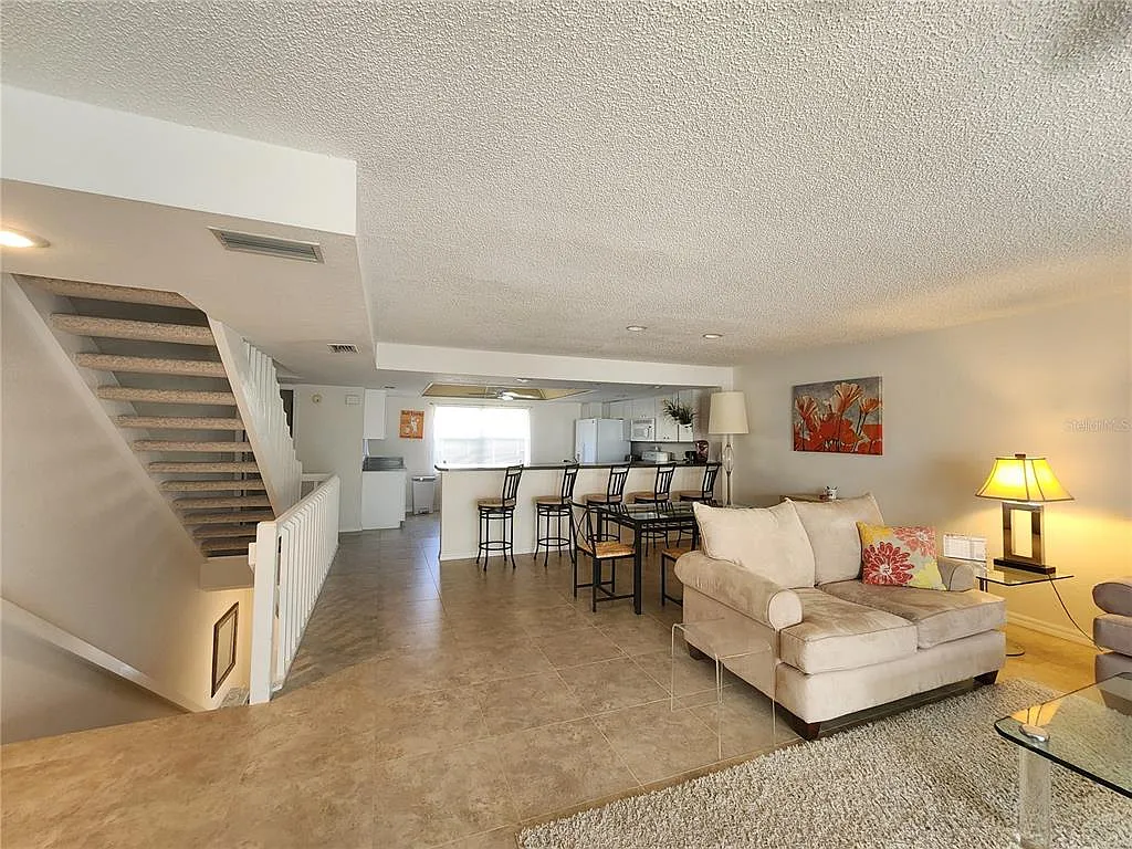 2 bed, 2.5 bath, 2014 sqft, $3,200 — Photo 3