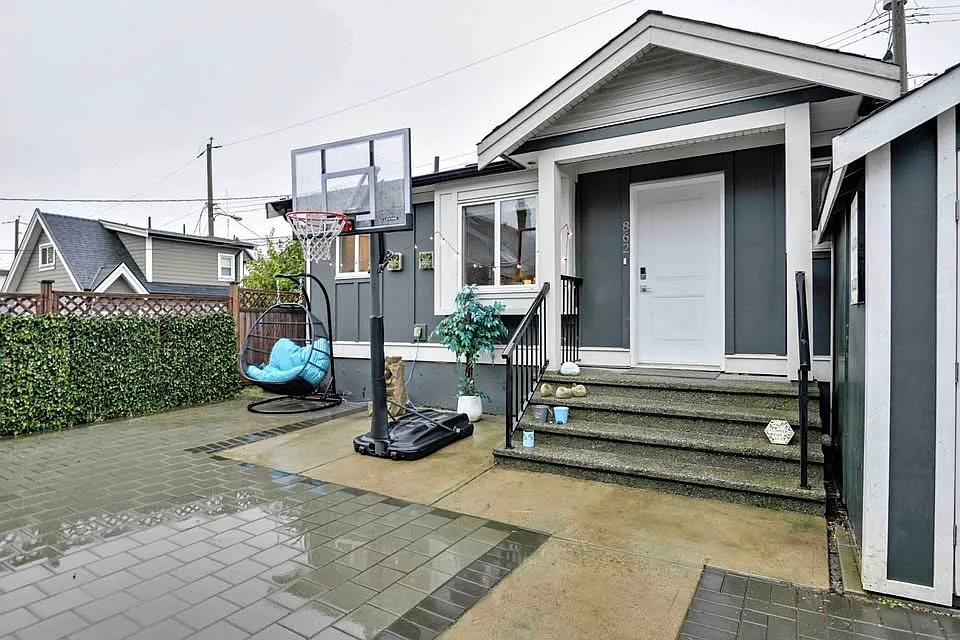 862 King Edward Ave E #1 photo 1