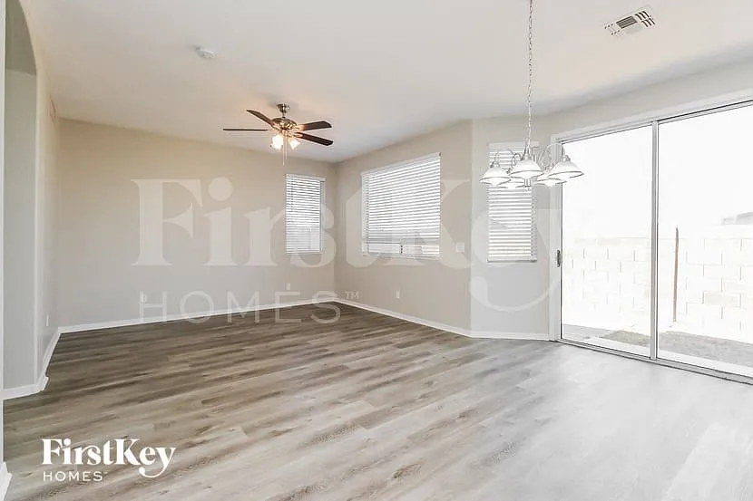 3 bed, 2.5 bath, 1434 sqft, $2,105 — Photo 4