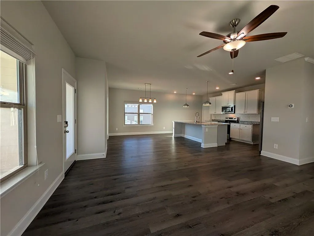 4 bed, 2.5 bath, 2482 sqft, $2,700 — Photo 3
