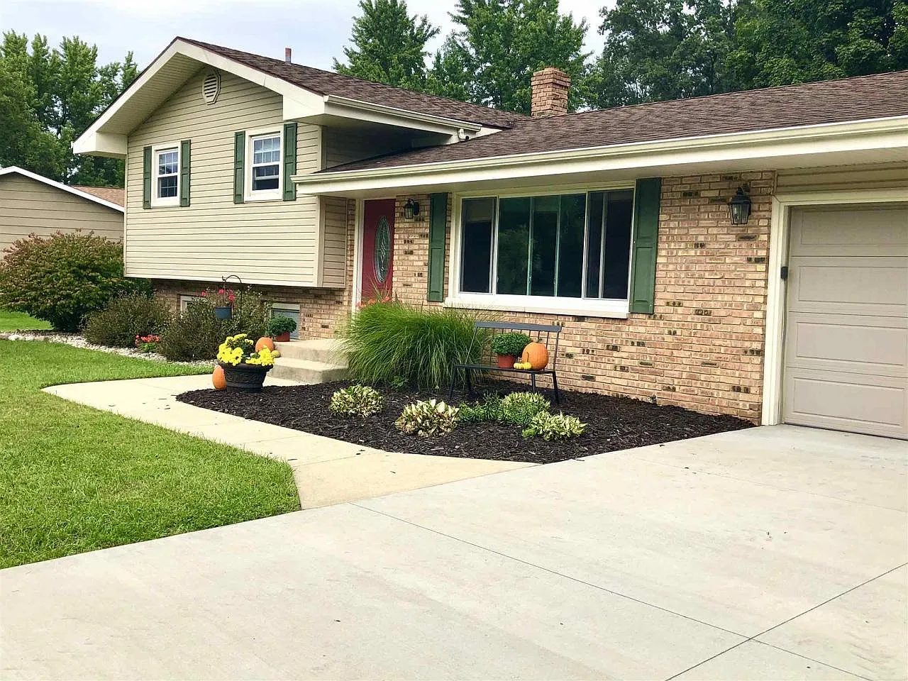 1402 Berkshire Dr photo 1