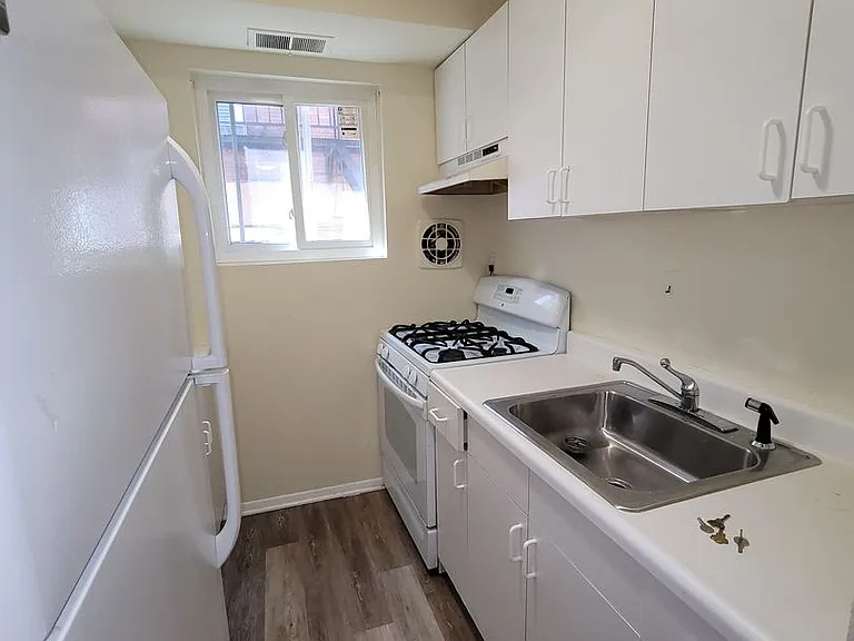 2637 Saint Paul St — Photo 6