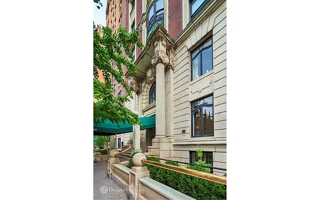 Sold by Douglas Elliman | media 16