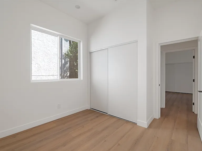 10558 Encino Ave — Photo 9