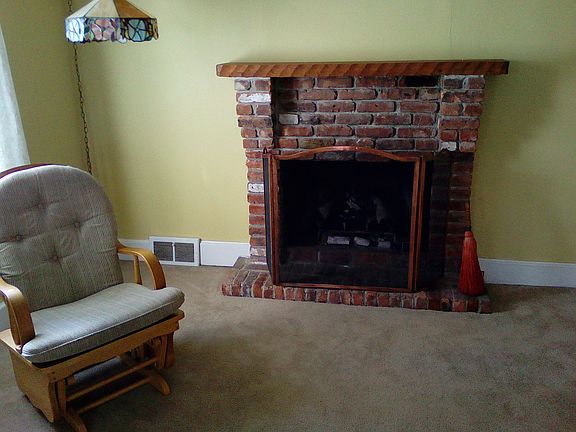 Lining room -fireplace