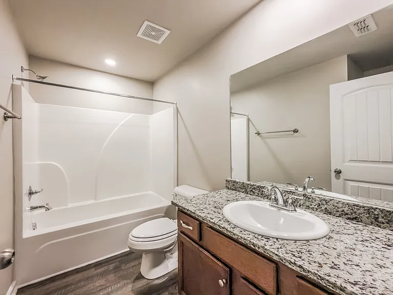 2240 Lismore Dr — Photo 15