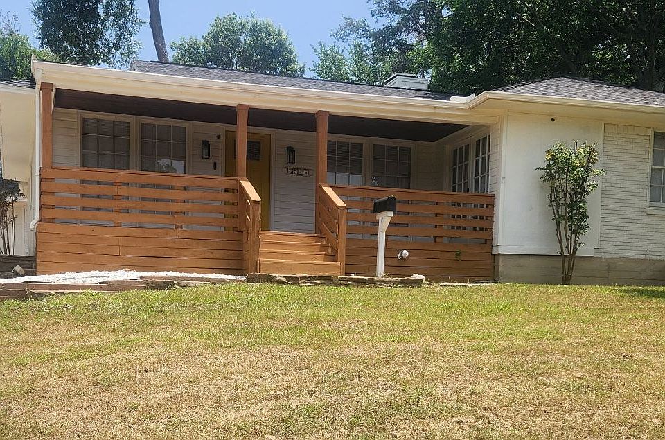 Large front Patio excellent for weekend morning coffee/tea
