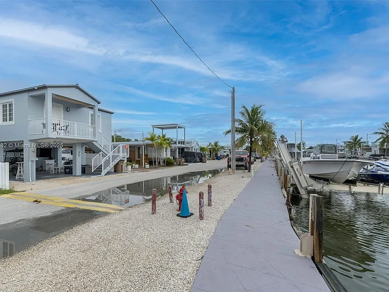 325 Calusa St — Photo 10