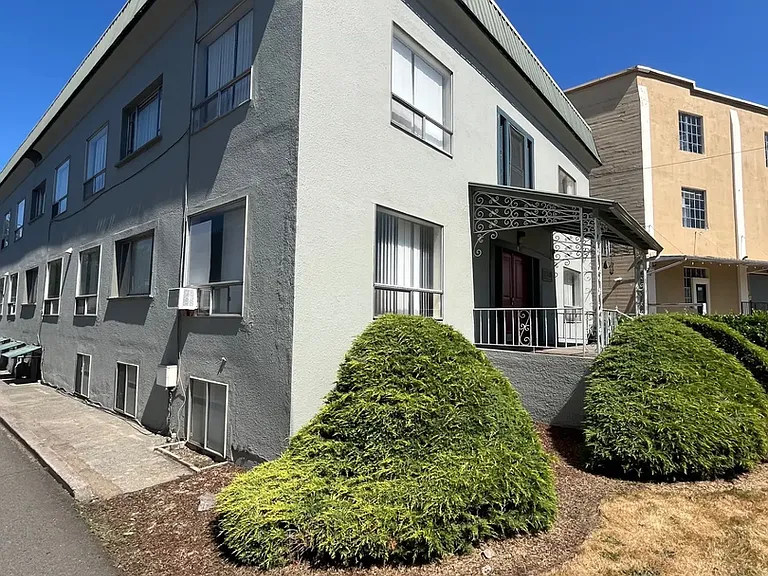 Elaine Apartments — Photo 26