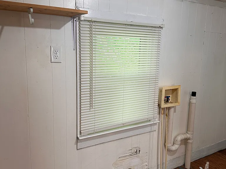 washer/dryer hookup in laundry room/mud room